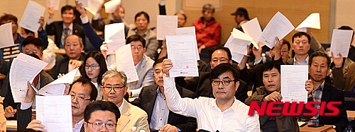 제6차 개성공단기업 비상대책 총회가 열린 지난 20일 오후 서울 영등포구 중소기업중앙회 제2대연회실에서 비대위원들이 개성공단 가동중단 결정과 관련 헌법소원 심판청구 소송 위임장을 들어보이고 있다. /자료사진=뉴시스