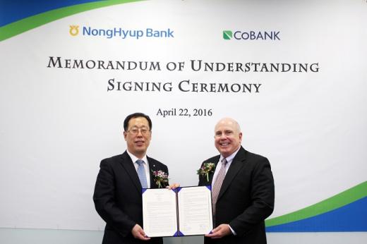 문영식 농협은행 국제업무부장(왼쪽)과 미국  Manuel Fernandez-Quevedo CoBank 아시아 대표는 중구 통일로 본점에서 22일 포괄적업무협약을 체결했다./사진=NH농협은행