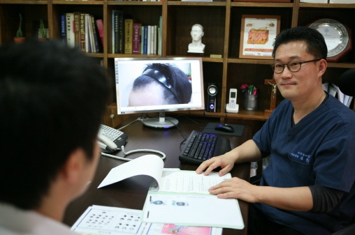 [김만재원장의 남성탈모치료] 20대 앞머리 초기탈모, 치료시 고민할 것은?