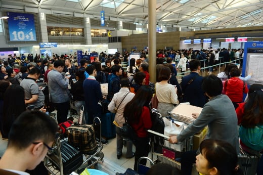 여행객들로 북적이는 인천공항 출국장. /사진=뉴시스 조성봉 기자