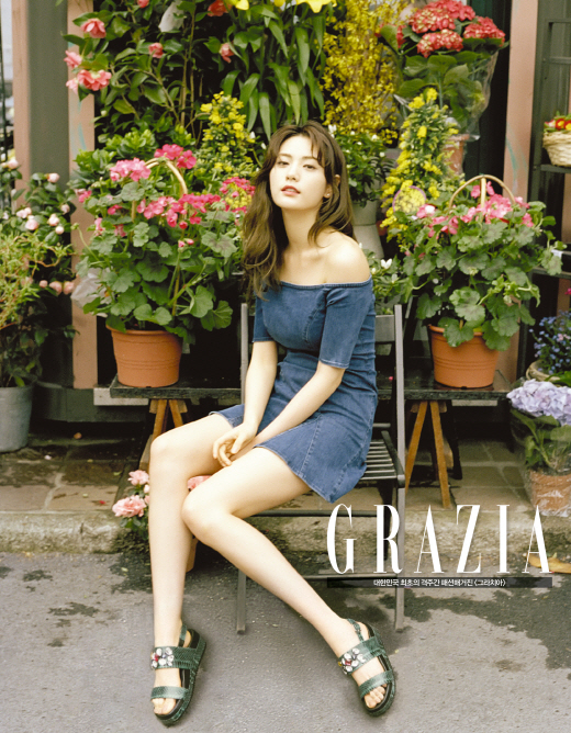 나나 밀라노 화보, 데님원피스·트렌치 코트 입고 트래블룩 연출