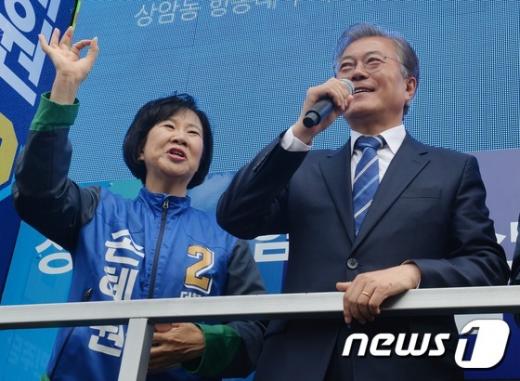 손혜원 더민주 서울 마포을 당선자가 5일 '친노'에 대한 심경을 전했다. 지난 20대 총선 선거유세를 하는 손혜원 당선자(왼쪽)와 문재인 전 대표. /사진=뉴스1