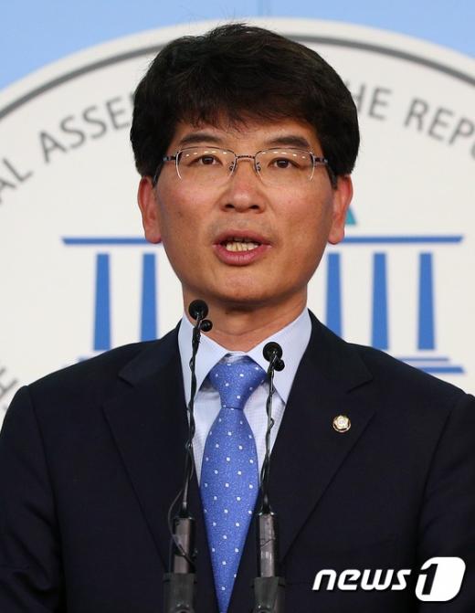 더불어민주당 신임 원내수석부대표로 임명된 박완주 더불어민주당 의원이 오늘(6일) 서울 여의도 국회 정론관에서 인사말을 하고 있다. /사진=뉴스1 손형주 기자