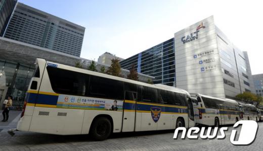 코엑스 주변에 배치된 경찰 버스. /자료사진=뉴스1