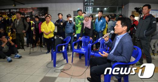 단원고등학교 정광윤 교장(의자에 앉은 사람)이 11일 오후 경기도 안산시 단원고등학교에서 세월호 참사 단원고 희생학생 제적처리에 반발하는 유가족들에게 말하고 있다. /사진=뉴스1