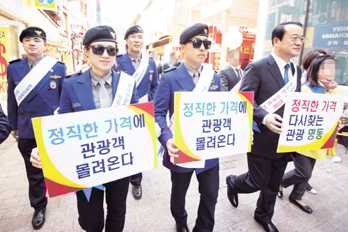 서울 중구청과 외식업중앙회 중구지회, 관광경찰들이 지난 4일 서울 명동거리에서 ‘정직한 음식값 받기’ 캠페인을 펼치고 있다. /사진=뉴스1 유승관 기자