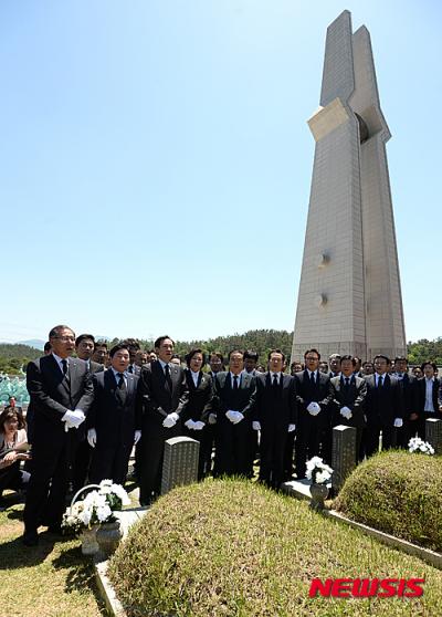 더불어민주당 우상호 원내대표를 비롯한 당선자들이 지난 12일 광주 북구 국립5·18민주묘지에서 참배하며 '임을 위한 행진곡'을 부르고 있다. /사진=뉴시스