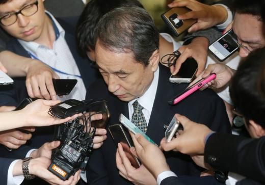 재소환된 신현우 옥시레킷벤키저 전 대표가 지난 9일 오전 서울 서초구 서울중앙지방검찰청으로 조사를 받기 위해 들어서고 있다/사진=머니투데이DB