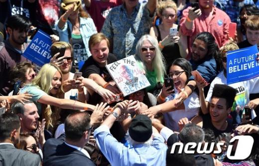 버니 샌더스. 버니 샌더스 미국 민주당 대선 경선 후보가 18일(현지시간) 캘리포니아 주 산호세의 산타클라라 카운티 페어그라운드 집회에서 지지자들의 환영을 받고 있다. /사진=뉴스1