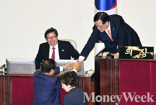 [MW사진] 시원 섭섭한 19대 국회 마지막 본회의, '20대 국회는 오는 30일부터'