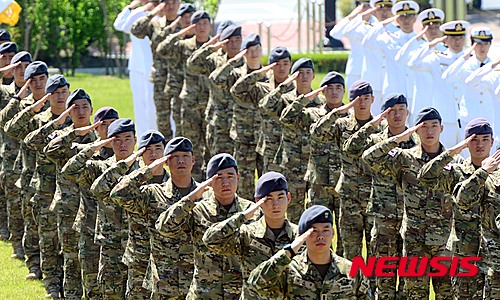 청해부대 20진. 오늘(20일) 오전 부산 남구 해군작전사령부 부산작전기지 연병장에서 청해부대 20진 '최영함'의 귀국 환영식이 열리고 있다. /사진=뉴시스