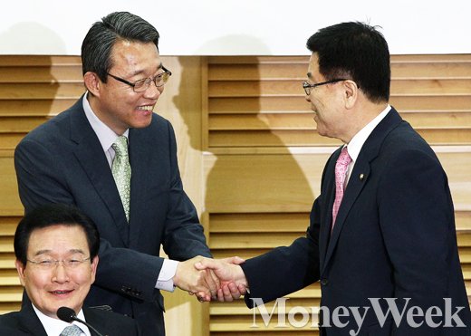 [MW사진] 악수 나누는 김광림-김성식, 미소 짓는 변재일