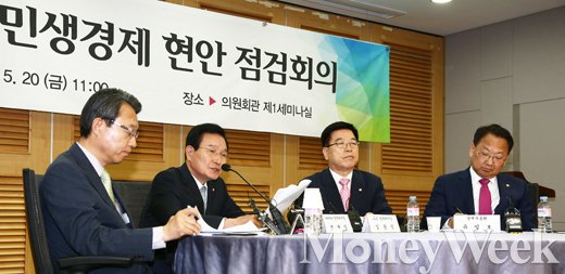▲(왼쪽부터) 국민의당 김성식, 더불어민주당 변재일, 새누리당 김광림 정책위의장, 유일호 경제부총리 겸 기획재정부 장관
