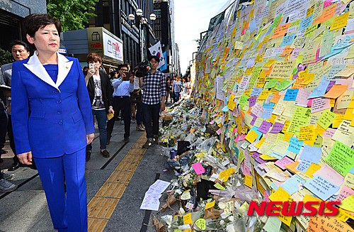 강은희 여성가족부 장관이 오늘(20일) 오후 서울 강남역 10번 출구에 남겨진 살인 피해자 추모글을 바라보고 있다. /사진=뉴시스