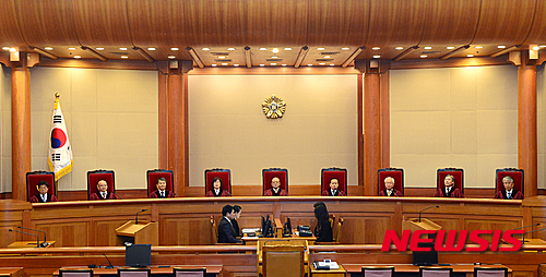 국회선진화법. 헌법재판소가 '국회선진화법'에 대한 권한쟁의 심판에 대해 선고하기로 한 오늘(26일) 오후 서울 종로구 헌법재판소 대심판정으로 박한철 헌법재판 소장을 비롯한 재판관들이 입장하고 있다. /자료사진=뉴시스