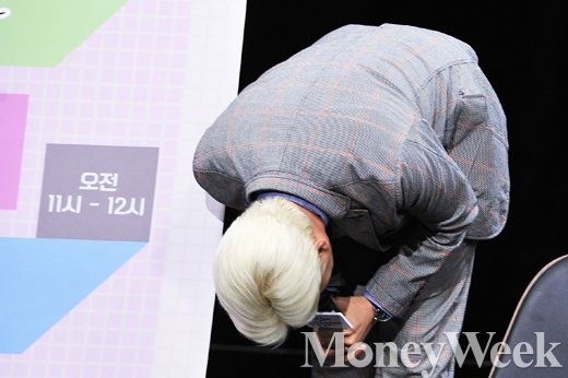 [MW사진] MBC 복귀 노홍철, '고개숙여 폴더 인사하는 노찌롱'