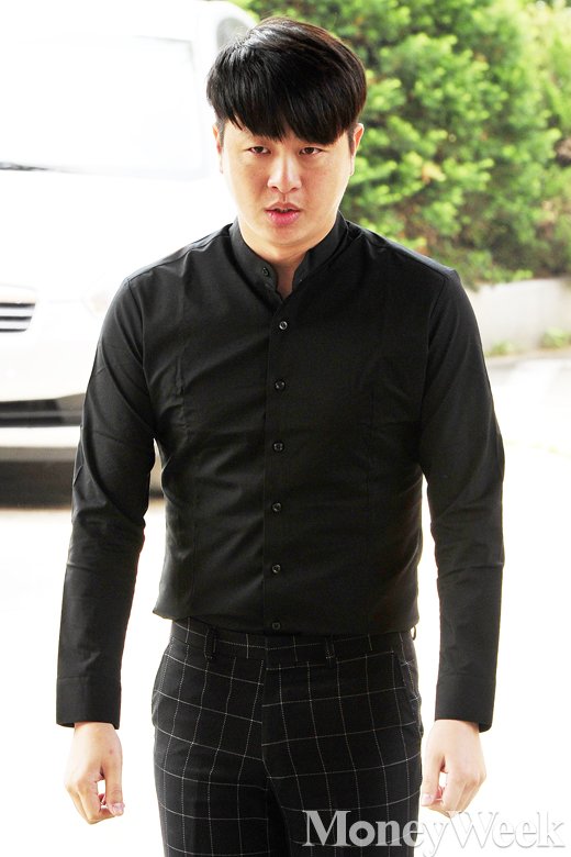성폭행 미수 논란을 빚고 있는 개그맨 유상무(36)가 오늘(31일) 서울 강남경찰서에 출석했다. /사진=임한별 기자