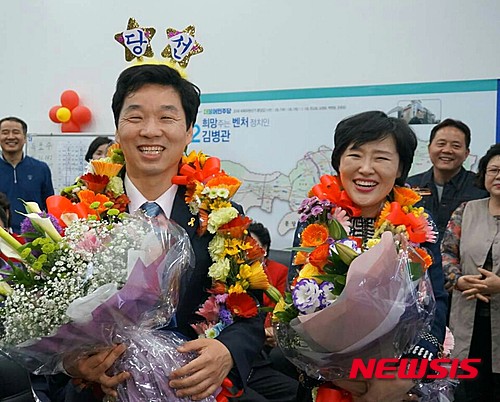 김병관 의원(왼쪽)이 게임업계와 관련없는 상임위로 갈 경우 '웹젠'의 지분을 유지할 것으로 보인다. /자료사진=뉴시스