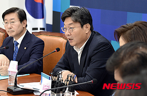 어버이연합 담당검사가 심대평 지방자치발전위원장의 아들인 것으로 알려졌다. 31일 오전 서울 여의도 국회 당대표실에서 더불어민주당 이춘석 위원장(가운데)이 모두발언을 하고 있다. /사진=뉴시스