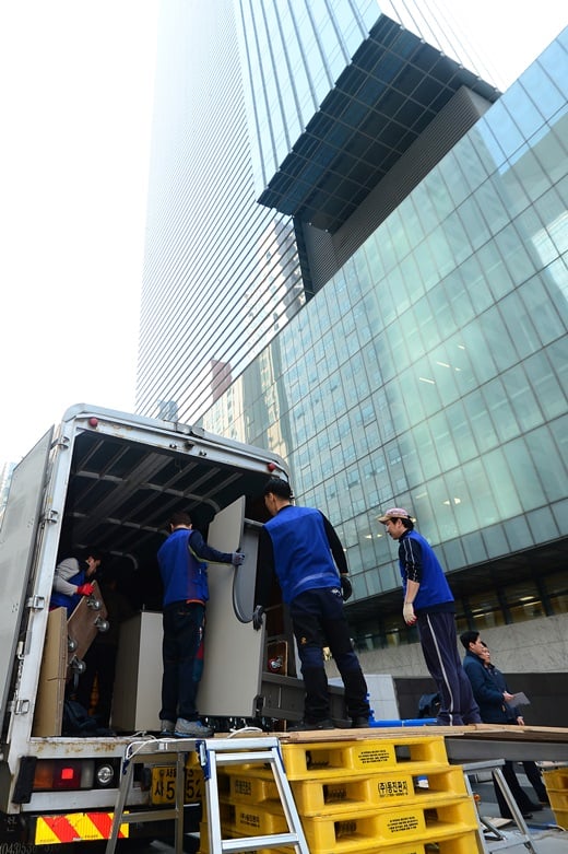 지난 3월18일 오후 삼성전자가 서초사옥에서 수원 디지털 시티 등으로 이사를 하고 있는 모습. /사진=뉴스1