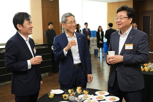 (왼쪽부터) 윤경은 현대증권 사장, 윤종규 KB금융그룹 회장, 전병조 KB투자증권 사장이 지난 27일 경기도 용인 연수원에서 개최된 현대·KB투자증권 통합 워크숍에서 화합과 교류의 의미 등에 대해 즐겁게 담소를 나누고 있다. /사진=현대증권
