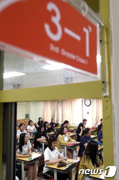 오늘(2일) 오전 서울 영등포구 여의도여자고등학교에서 고3 학생들이 6월 모의평가에 앞서 담임선생님에게 시험 전 준비사항을 듣고 있다. /사진=뉴시스