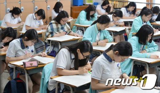 6월 모의고사. 오늘(2일) 오전 경기도 수원시 영통구 효원고등학교에서 3학년 학생들이 6월 모의평가를 치르고 있다. /사진=뉴스1