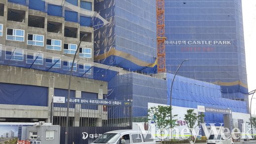 9호선 마곡나루역 바로 옆에 들어서는 대우건설의 보타닉 푸르지오시티와 롯데건설의 캐슬파크. /사진=김창성 기자 