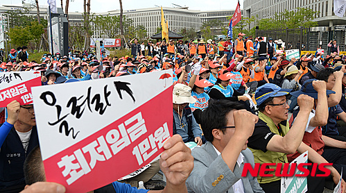 최저임금 협상이 시작돼 전원회의가 열리는 세종시 어진동 정부세종청사 고용노동부 앞에서 2일 오후 민주노총 조합원들이 최저임금 1만원 인상을 요구하는 집회를 갖고 있다. /사진=뉴시스