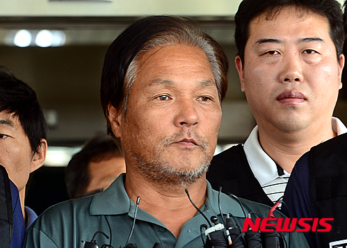 수락산 등산객 살인사건 피의자 김학봉씨(61)가 살인사건 현장 검증을 하기 위해 오늘(3일) 오전 서울 도봉경찰서를 나서고 있다. /사진=뉴시스