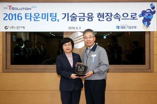 권선주 기업은행장(왼쪽)이 광주광역시 광산구에 위치한 기술력 우수기업 ㈜인아 사업장을 방문하고 대표이사 백희종(오른쪽)과 기념촬영하고 있는 모습./사진=IBK기업은행