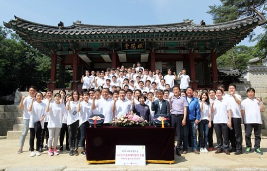 LG전자와 문화재청이 3일 서울 종로구 창덕궁에서 한국의 세계문화유산 홍보를 위한 후원약정식을 진행했다. 사진 맨 앞줄 왼쪽부터 배상호 LG전자 노조위원장, 정도현 LG전자 사장, 나선화 문화재청장, 이유범 창덕궁 관리소장. /사진=LG전자
