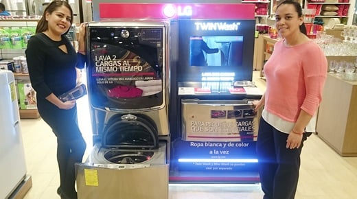 멕시코의 한 가전 매장에서 LG전자 직원이 'LG 트윈워시'를 소개하고 있다. /사진=LG전자