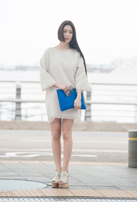 [★공항패션]클라라, 하의실종이지만 청순하게