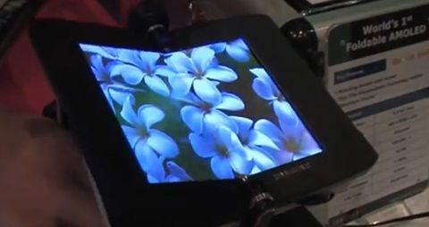 삼성디스플레이가 지난 2009년 CES2009에서 세계최초로 선보인 5.4인치 접히는 디스플레이. /사진= 레지스터동영상 캡처