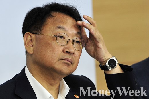 8일 서울 종로구 정부서울청사에서 열린 구조조정 관련 경제관계장관회의 합동브리핑에서 유일호 경제부총리가 고심하는 표정을 보이고 있다. /사진=임한별 기자