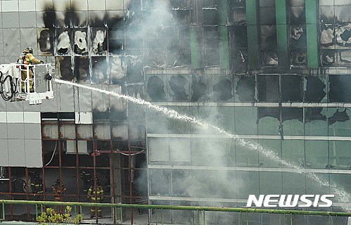 오늘(8일) 오후 대전 서구 둔산동 갤러리아 웨딩홀 NJ 타워 공사현장에서 화재가 발생해 소방대원들이 진화작업을 벌였다. /사진=뉴시스