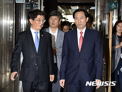 국회의장 후보 선출을 위해 더민주가 당내 경선을 거칠 예정이다. 더불어민주당 우상호 원내대표(오른쪽)와 박완주 의원이 지난 8일 오후 서울 여의도 국회에서 20대 국회 원구성 협상을 위해 회동장으로 이동을 하고 있다. /사진=뉴시스