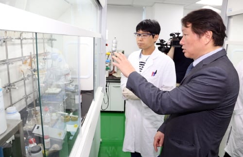 SK 최태원 회장이 8일 오전 경기도 판교에 위치한 SK바이오팜을 방문해 회사가 개발중인 신약 개발 과정에 대해 설명을 듣고 있다./사진=SK그룹