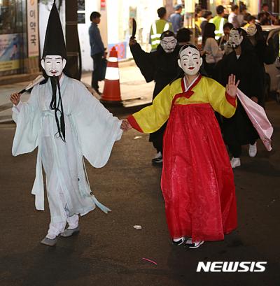 단오. 지난 7일 오후 강원 강릉시에서 2016 강릉단오제 영신행차 신통대길 길놀이가 열리고 있다. /자료사진=뉴시스