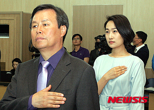 김수민 국민의당 의원이 회계비리 의혹을 받고 있다. 지난 29일 충북도청 대회의실에서 20대 총선 당선인 간담회가 열려 김수민 비례대표 의원(오른쪽)이 국민의례를 하고 있다. 왼쪽은 청주흥덕 더민주 도종환 의원. /사진=뉴시스