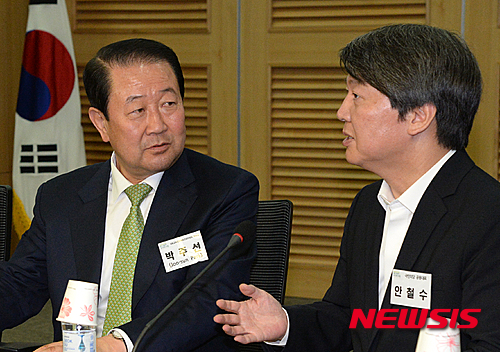 안철수 국민의당 공동대표(오른쪽)와 박주선 최고위원이 지난 26일 오전 서울 여의도 국회의원회관에서 열린 광주 지역경제 활성화와 중국관광객 유치방안 국제포럼에서 대화하고 있다. /자료사진=뉴시스