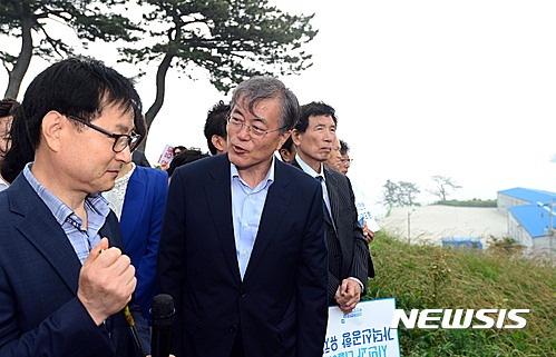 문재인 가덕도. 더불어민주당 문재인 전 대표가 부산시당 관계자들과 오늘(9일) 오전 부산 강서구 가덕신공항 예정지를 방문, 부산시 관계자의 설명을 들은 뒤 현장을 둘러보고 있다. /자료사진=뉴시스