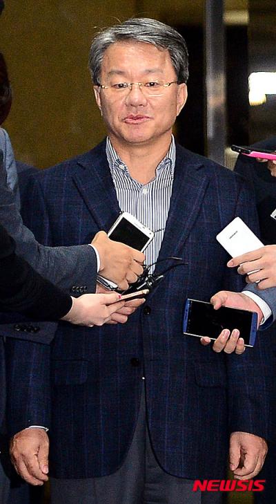 '정운호 게이트'에 연루돼 변호사법 위반 및 특정범죄가중처벌법상 조세포탈 혐의로 구속된 검사장 출신 홍만표 변호사. /사진=뉴시스