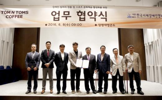 ▲ 협약식에는 탐앤탐스의 김도균 대표, 서성훈 상무, 이대형 이사와 지장협의 김광환 중앙회장, 손영호 부회장, 김흥수 부회장 등 주요 인사들이 참석한 가운데 치러졌다.