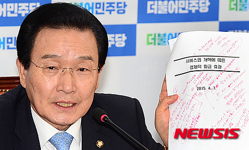 영남권 신공항 입지 선정에 대해 언급한 더민주 변재일 정책위의장. /자료사진=뉴시스