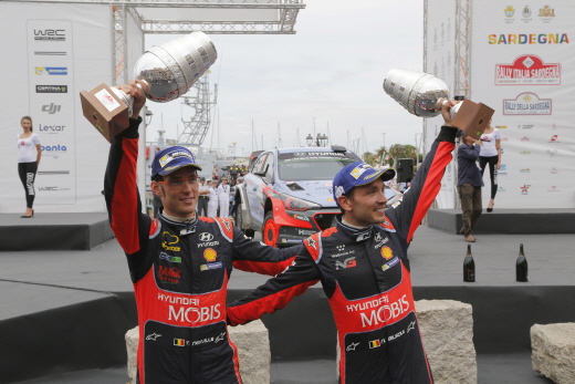 2016 WRC 6라운드에서 우승한 티에리누빌(왼쪽) /사진=현대차 제공