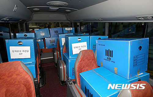 롯데그룹 압수수색을 마친 지난 11일 새벽 서울 중구 롯데호텔 본점에서 검찰 수사관들이 압수품들을 차량에 옮기고 있다. /사진=뉴시스
