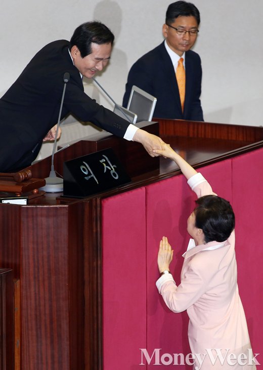 오늘(13일) 20대 국회 개원식에서 시정연설을 마친 후 박근혜 대통령이 정세균 국회의장과 악수하고 있다. /사진=임한별 기자