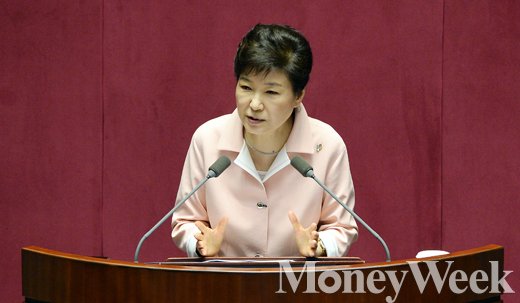 여소야대의 새로운 국면으로 접어든 20대 국회 개원식이 오늘(13일) 서울 여의도 국회 본회의장에서 열린 가운데 박근혜 대통령이 연설을 하고 있다. /사진=임한별 기자